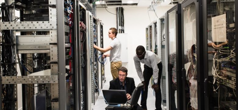 Techniciens NXO dans un Data Center - photo