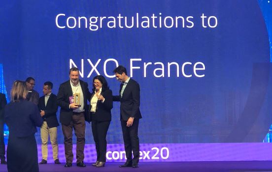 Jean-Maurice Fritsch, président du directoire de NXO, reçoit le trophée du meilleur client 2019 d'Alcatel - Photo