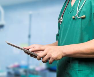 Secteur santé NXO : personnel médical utilisant une tablette